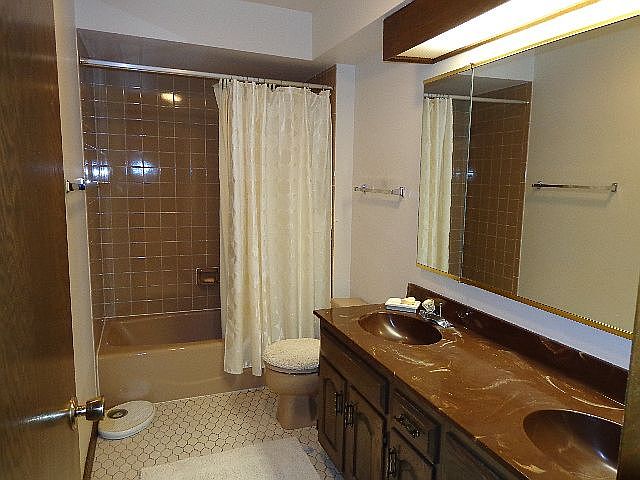 Full Hall Bath