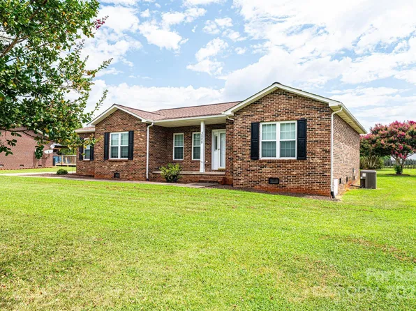 3808 River Rd, Hickory, NC 28602