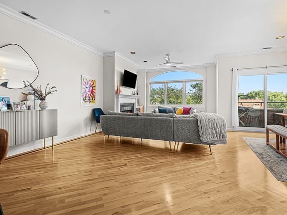 2nd image of 1109 W Belmont Ave APT 4
