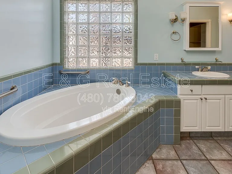 526 E Flynn Ln — Photo 21