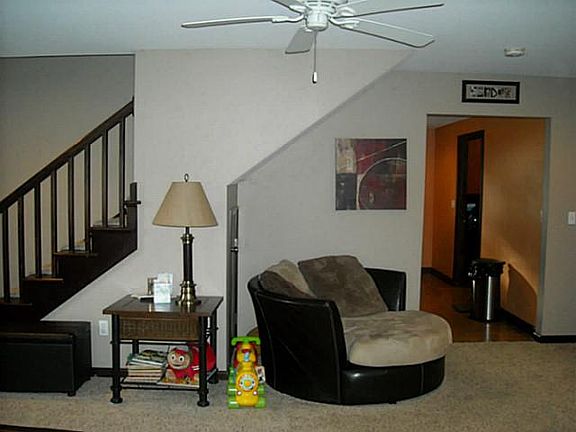 3rd image of 327 N Ash St