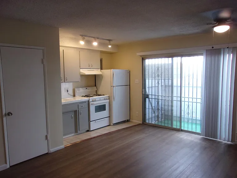 13819 Sherman Way #5 — Photo 5