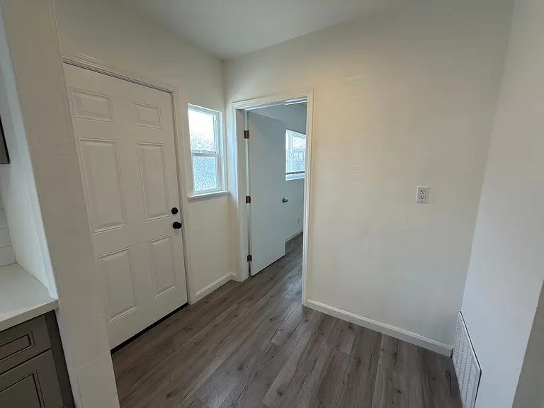 1110 Mira Mar Ave #A — Photo 11