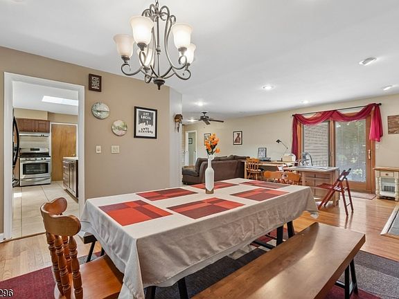 3rd image of 28 Warwick Cir