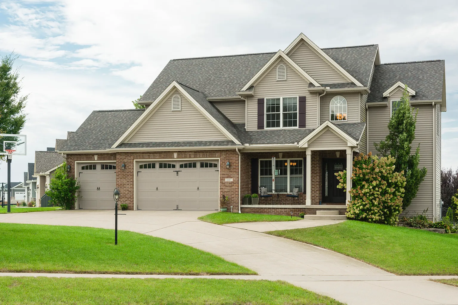 1807 Blue Bird Dr photo 1