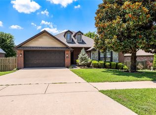 1989 N Batsford Dr, Fayetteville, AR 72704