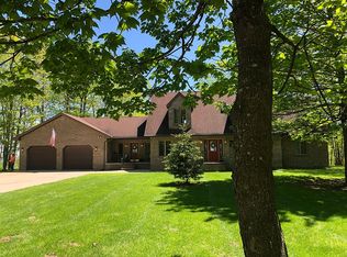 1436 N Bluff Dr, Gladstone, MI 49837