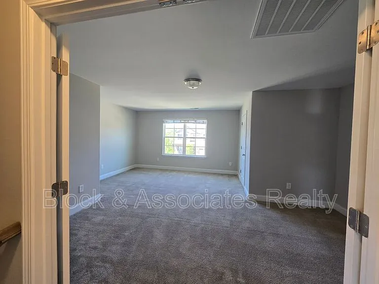 5553 Marblehead Dr — Photo 14