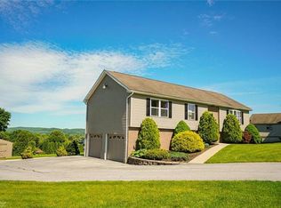 72 Carriage Cir, Oley, PA 19547