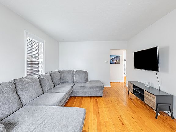 3rd image of 923 Marshall Ave