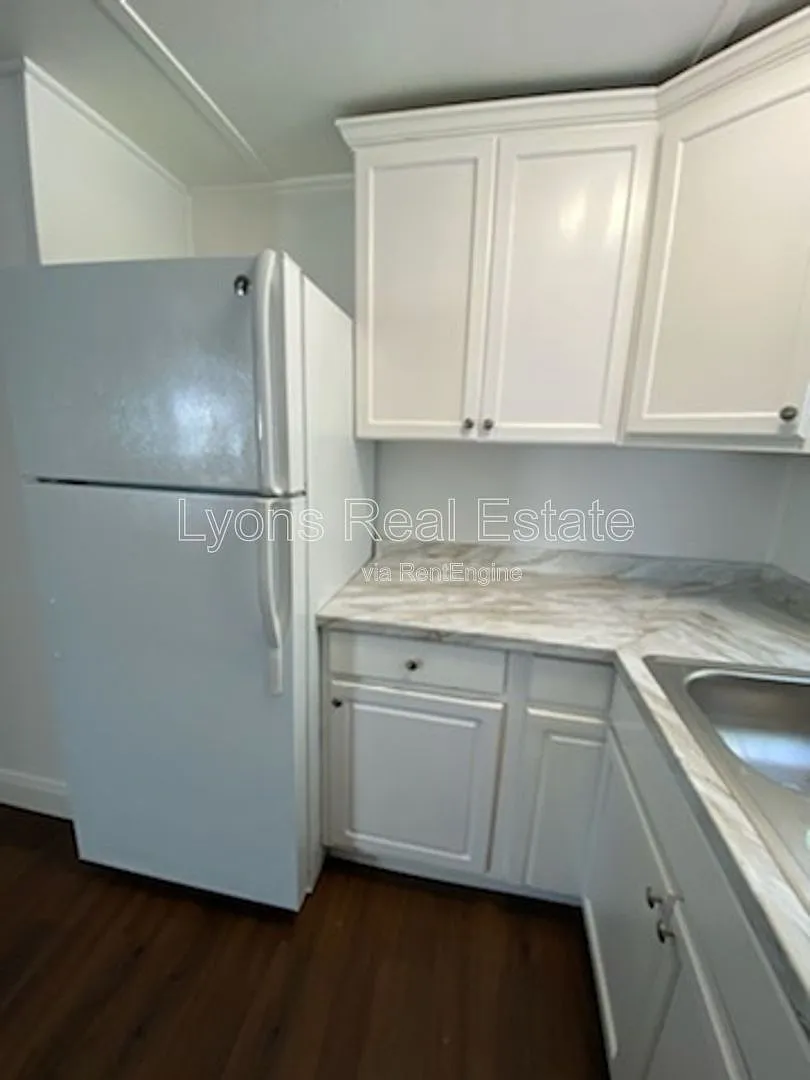 2 bed, 1.0 bath, $1,050 — Photo 3