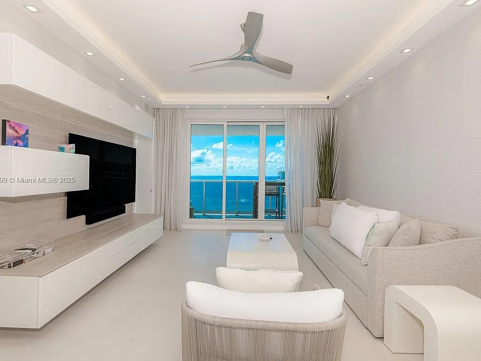 2301 Collins Ave