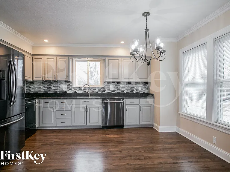 810 York Dr — Photo 6