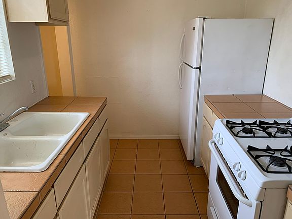 Kitchen w/Stove & Reftigerator