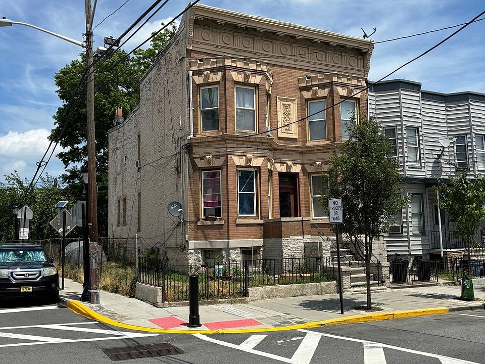 2nd image of 232 46th St