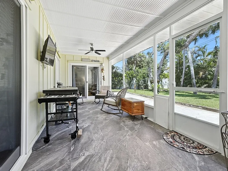 725 Acacia Rd — Photo 21