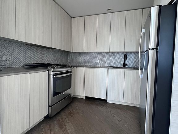 4th image of 123 Parkside Ave #8T