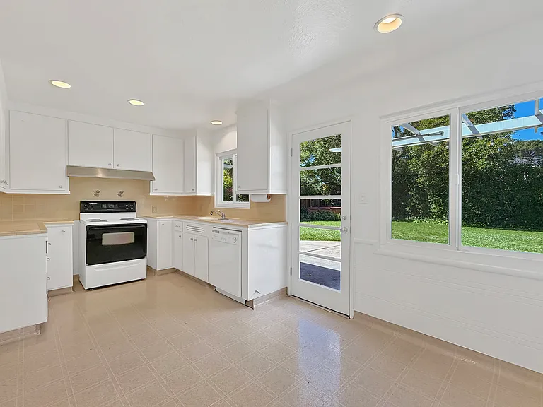 950 Olive St — Photo 29