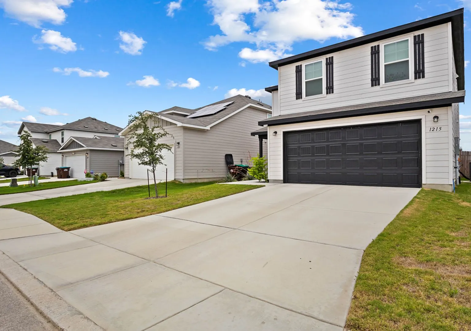 Charming Home Awaits: Spacious & in a Prime Location — Photo 2