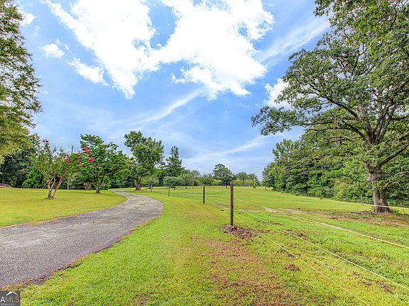 5th image of 3861 Post Rd