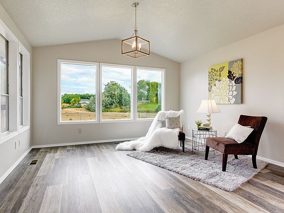 4th image of 334 S Valley Dr