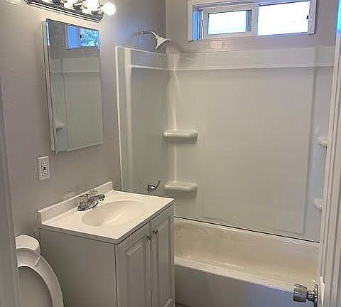 3rd image of 300 Glenn Dr APT A