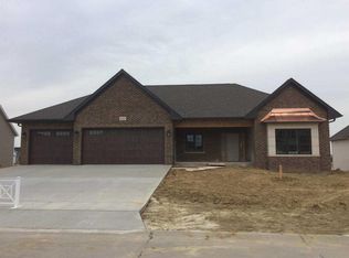 6321 Wildberry Dr, Bettendorf, IA 52722