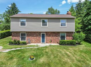 10191 Pheasant Lake Rd, South Lyon, MI 48178