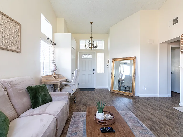 706 Emily Ln — Photo 2