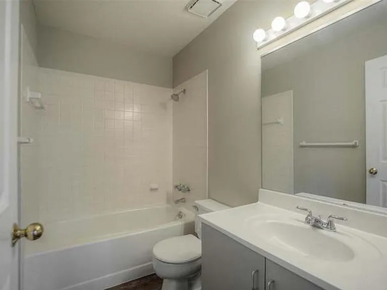 439 W 10th St — Photo 15