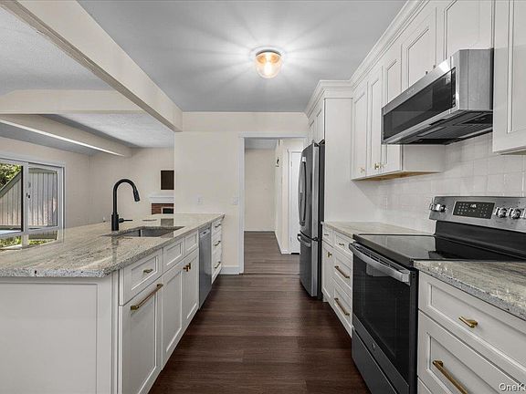 5th image of 156 Heritage Hills #A