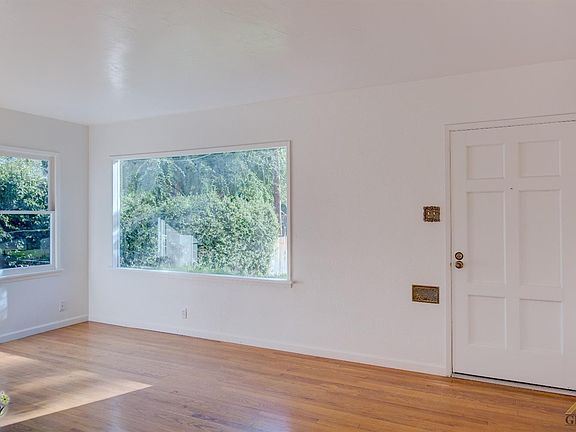 5th image of 209 Cedar St