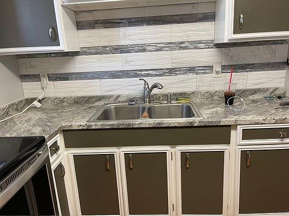 2nd image of 925 E Logan Ave #4