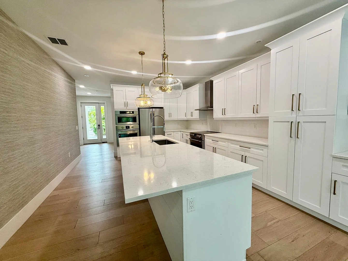 Luxury 2023-4 Bedroom 4.5 Bath Pool Home | Southside | Minutes to Siesta Key & Downtown Sarasota — Photo 4
