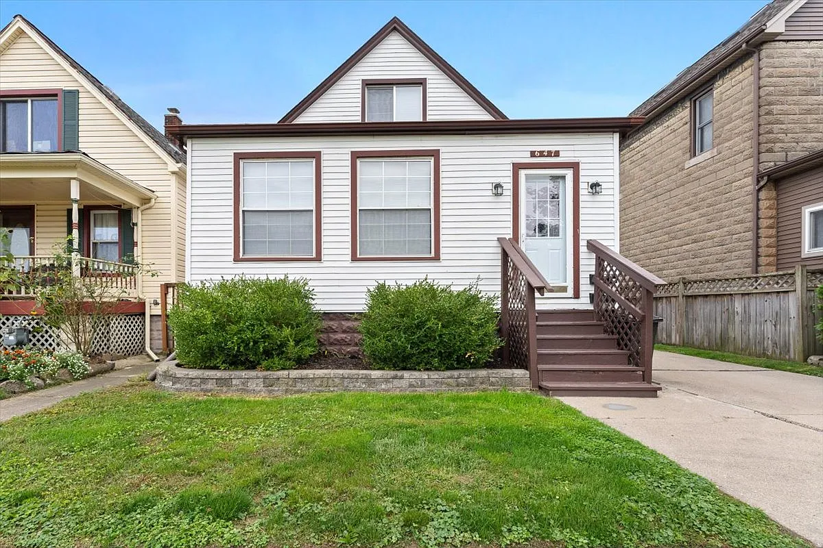 Building Photo - 647 Elm St