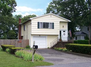 251 Floyd Rd, Shirley, NY 11967