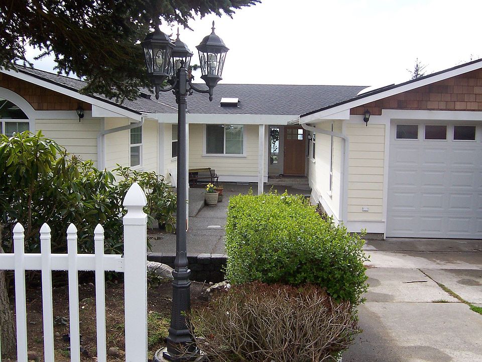 Front w/inviting courtyard