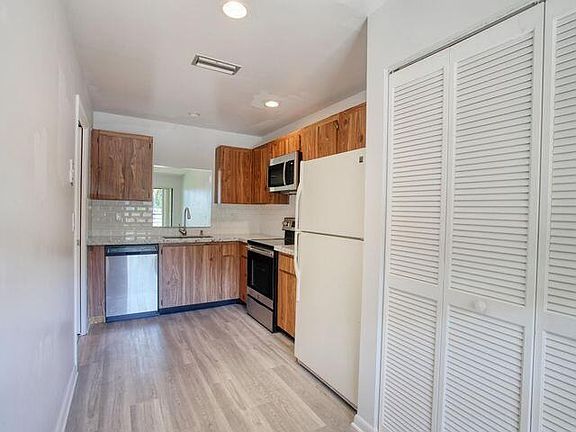 4th image of 2900 SW 22nd 222e Cir #22-2