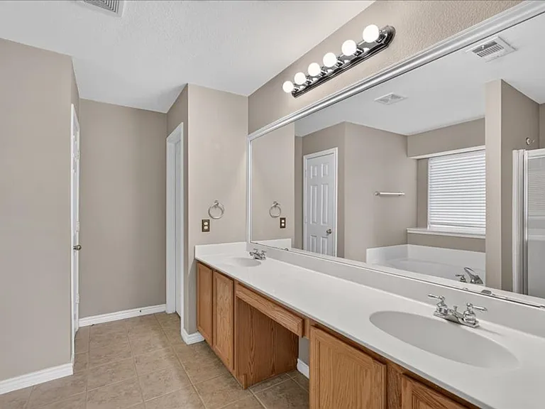 5912 Meadowglen Dr — Photo 17