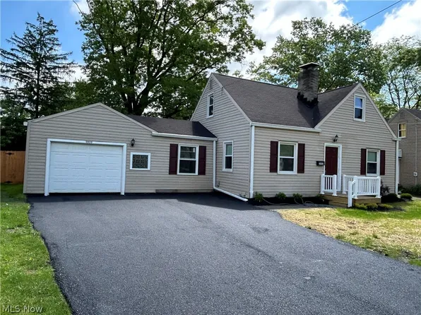 3933 Sylvia Ln, Youngstown, OH 44511