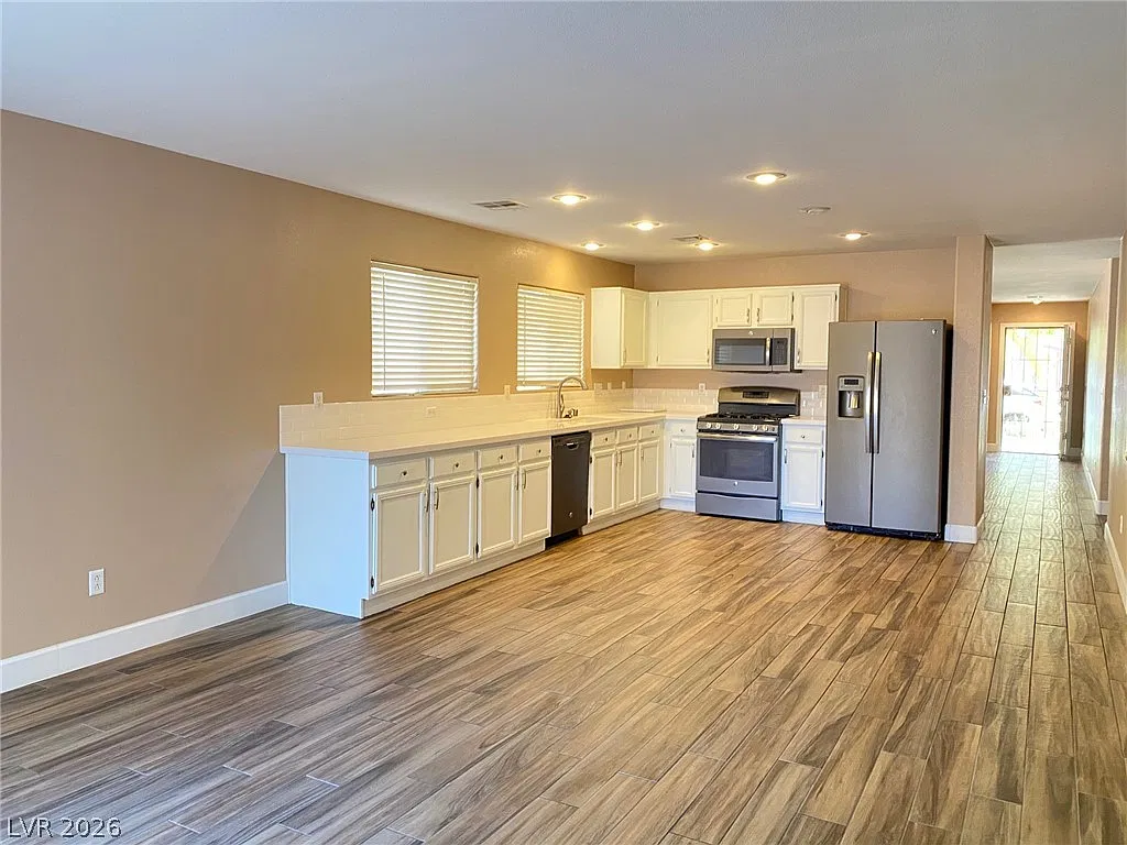 3 bed, 2.0 bath, 1562 sqft, $1,995 — Photo 3