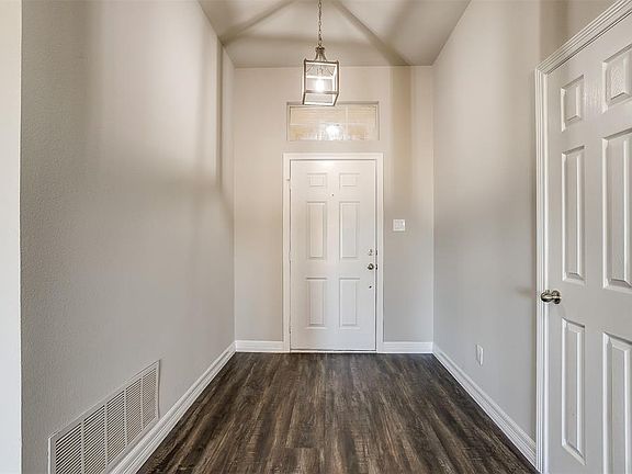 5th image of 812 Nicole Dr