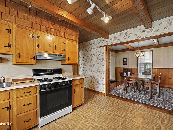 5th image of 62 Watson St