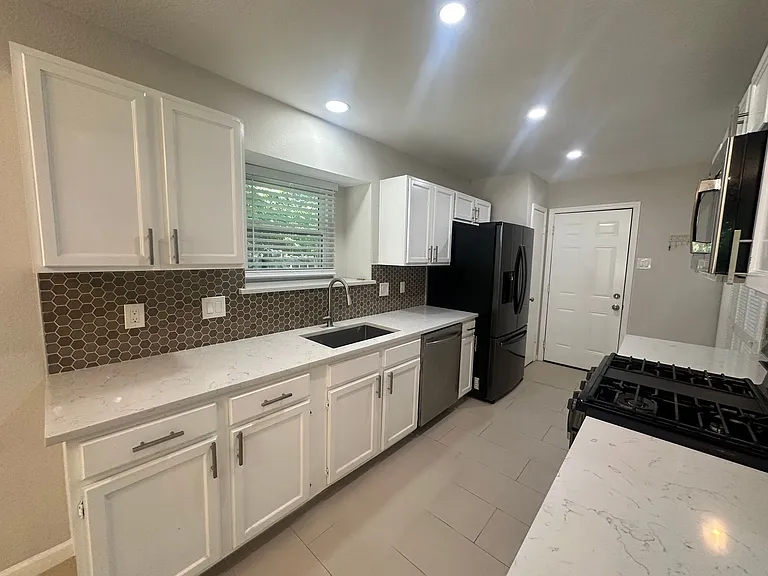 7814 Bob White Dr — Photo 17