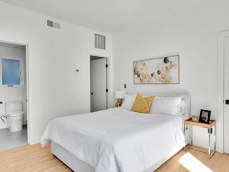 1720 S Centinela Ave — Photo 12