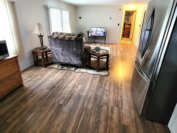 4th image of 19 Susan Dr