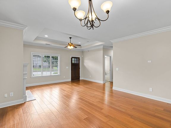 5th image of 948 Starr Ct