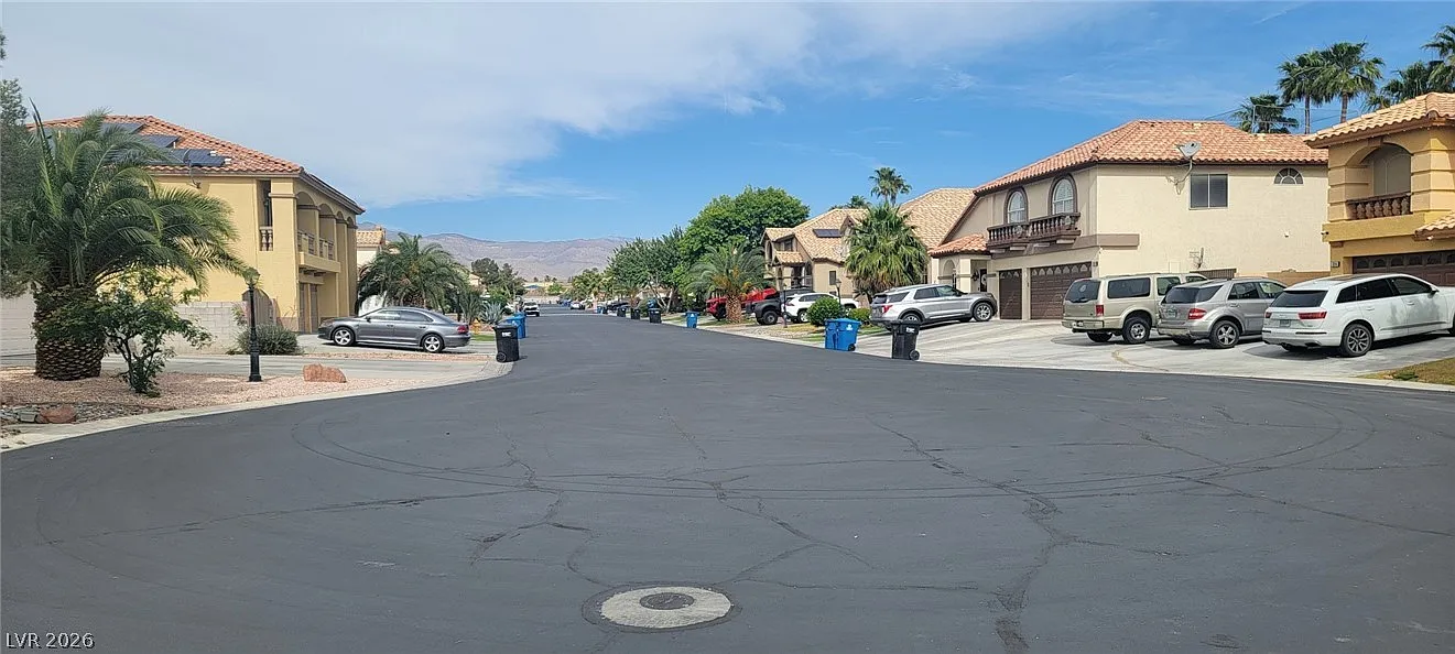 4 bed, 2.5 bath, 2306 sqft, $5,000 — Photo 3
