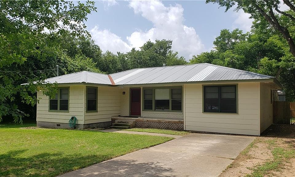 GETTING NEW TIN ROOF, GARAGE CONVERTED TO ANOTHER LIVING RM OFF STREET PARKING FOR 4 CARS
