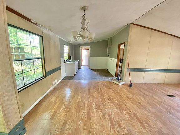 4th image of 284 Crest Dr